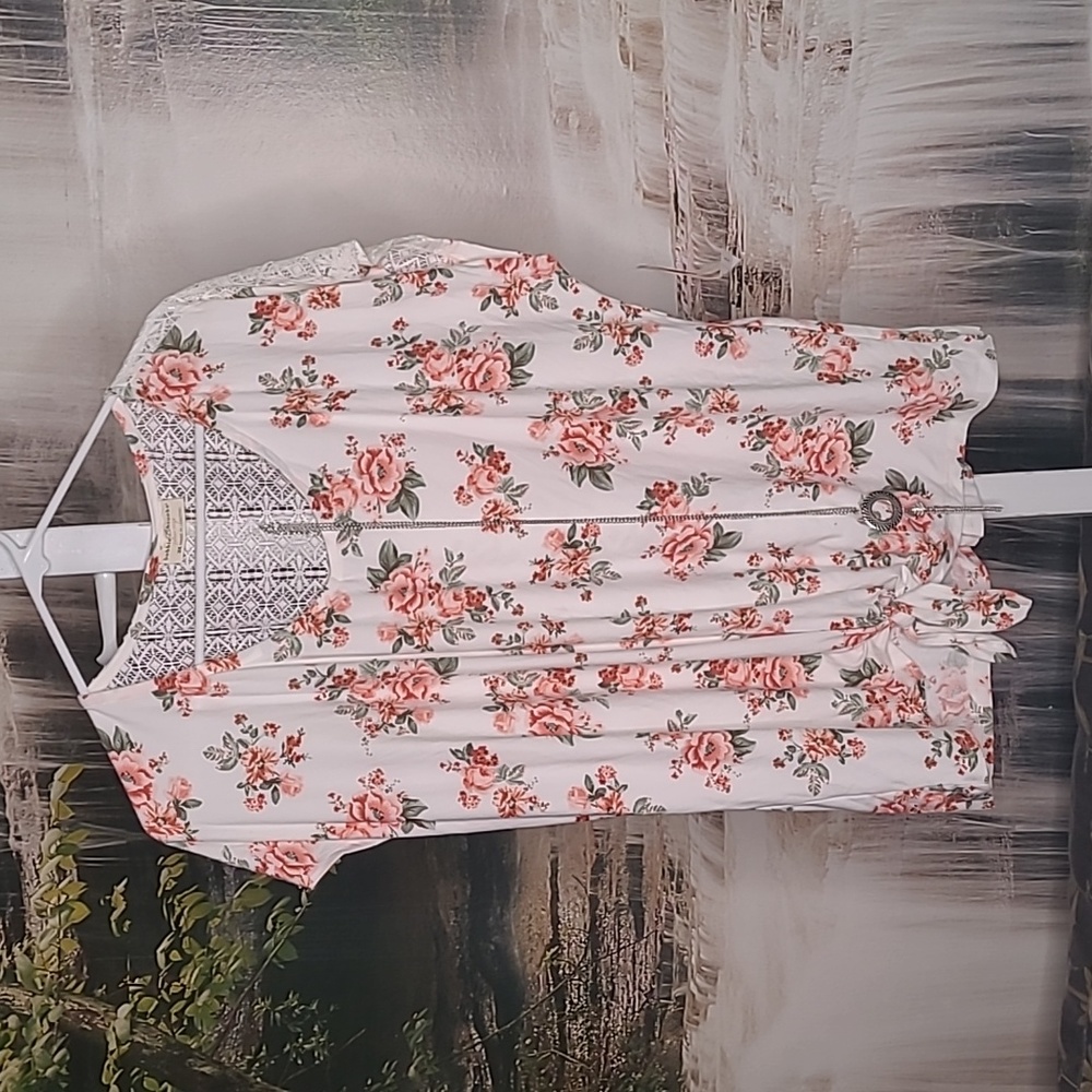 New with tags! Bobbie Brooks Womens 3X floral knot blouse with necklace set
